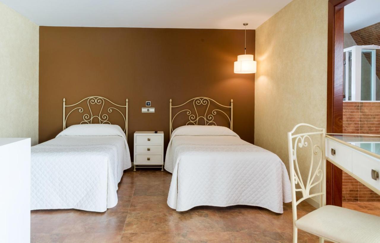 Hotel Restaurant Cal Petit Oliana Extérieur photo